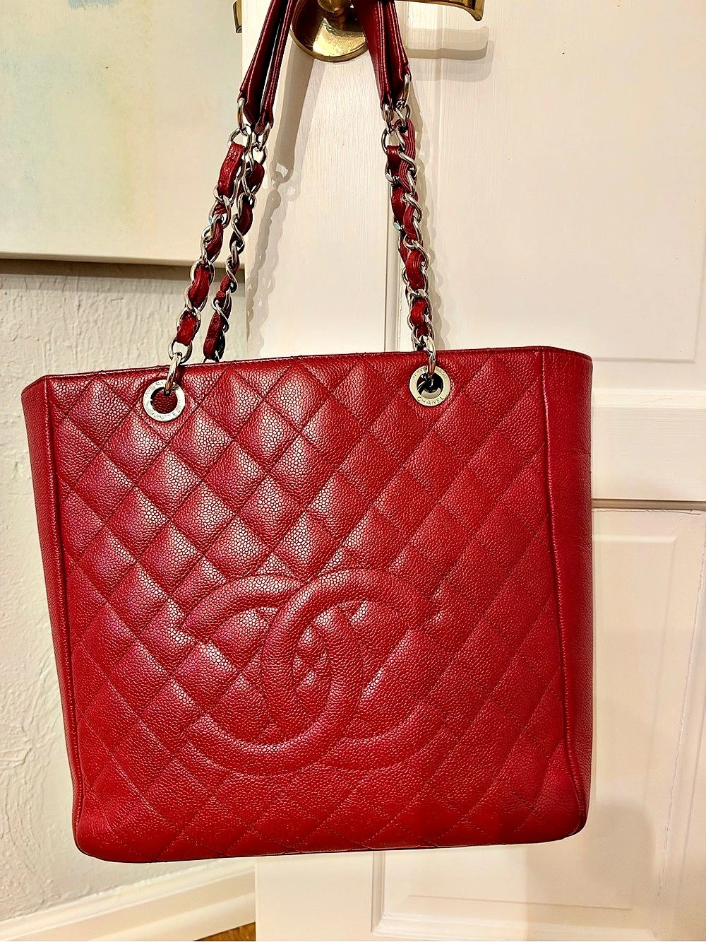 CHANEL  Grand Shopping Tote GST Quilted Chain Tote in Red